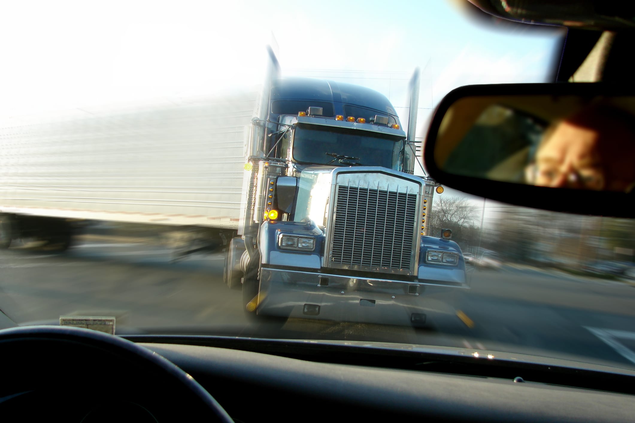 5 Tips for Avoiding a Semi Truck’s Blind Spots